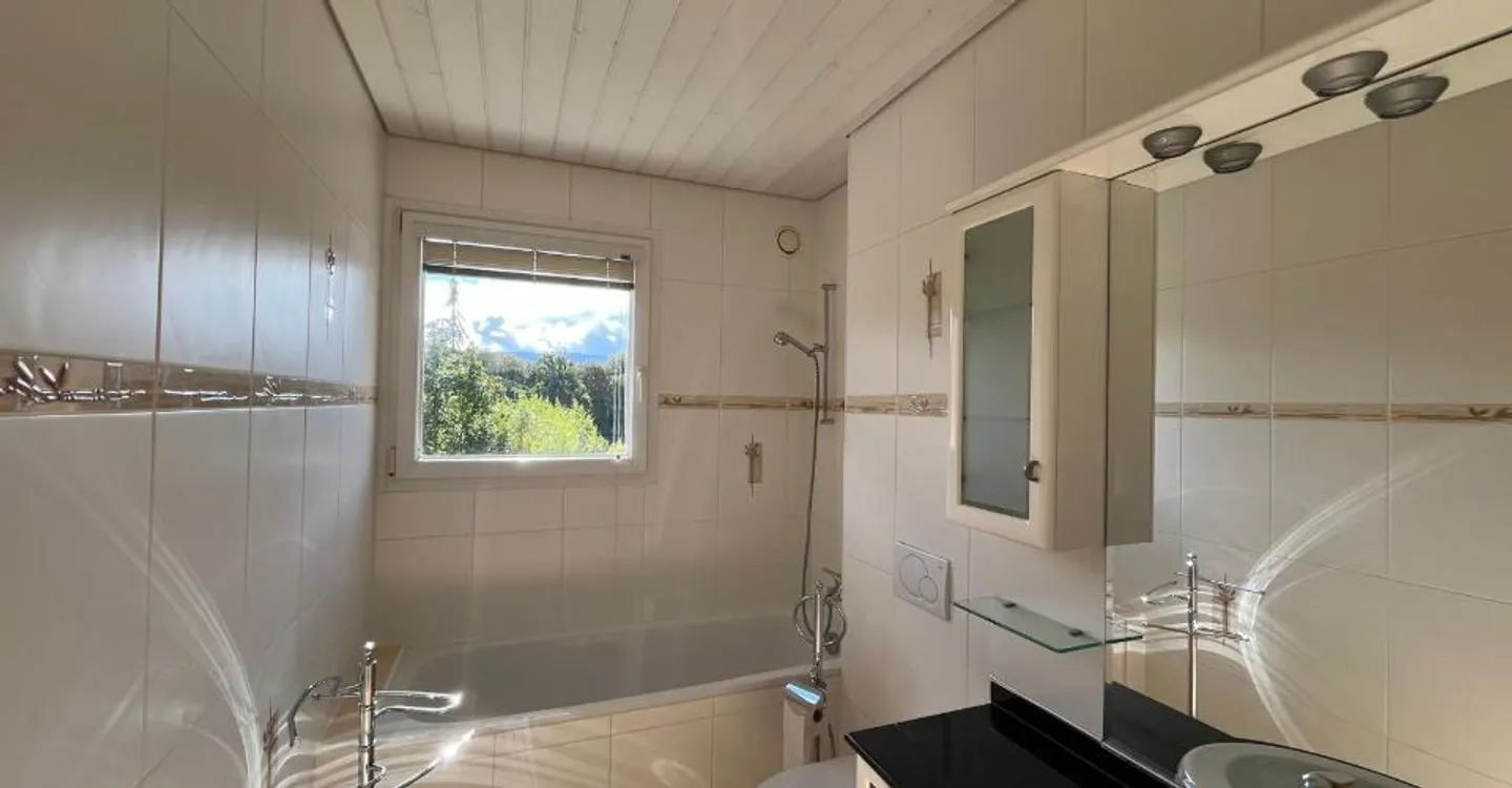 Magnificent semi-detached villa with 7 rooms in the heart of old Vernier - Photo 3 of 11