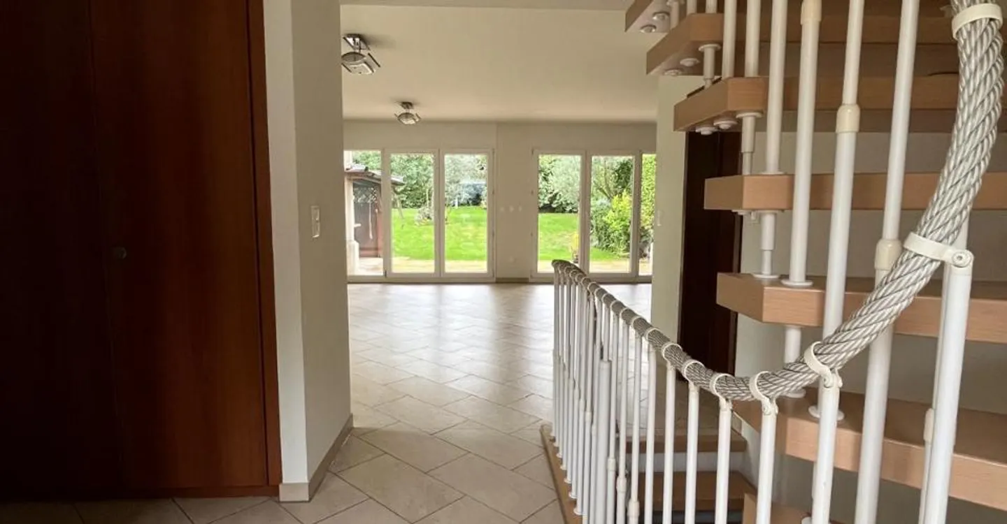Magnificent semi-detached villa with 7 rooms in the heart of old Vernier - Photo 4 of 11