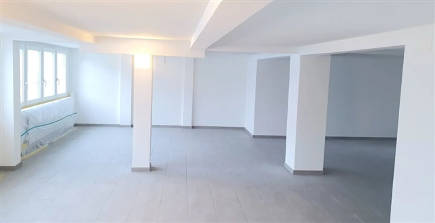 Espace commercial avec grande terrasse, idéal pour café/garde d'enfants/studio de Pilates ou de yoga - Photo 1 sur 8