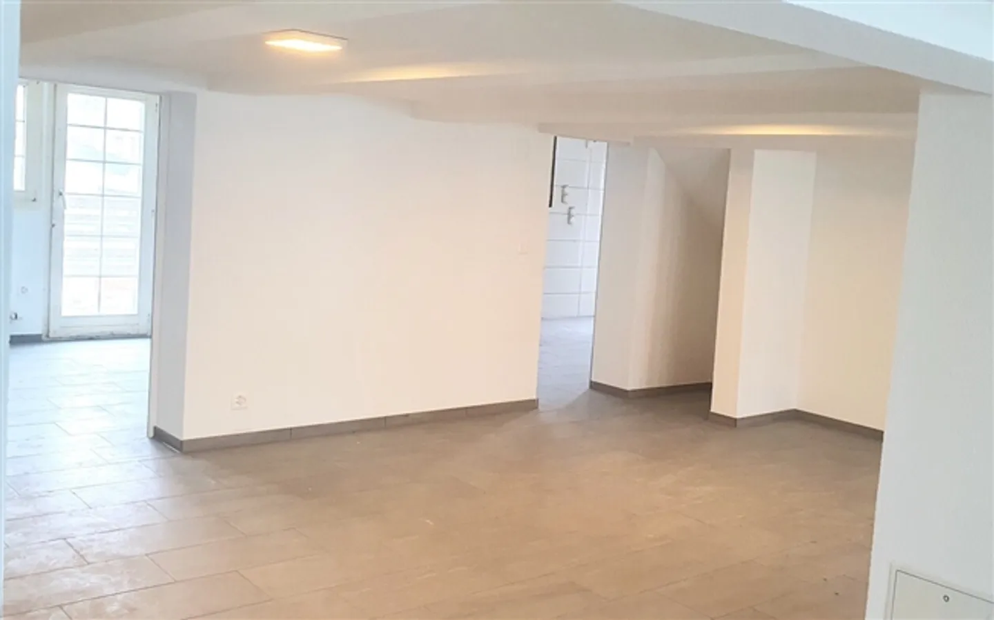 Espace commercial avec grande terrasse, idéal pour café/garde d'enfants/studio de Pilates ou de yoga - Photo 3 sur 8