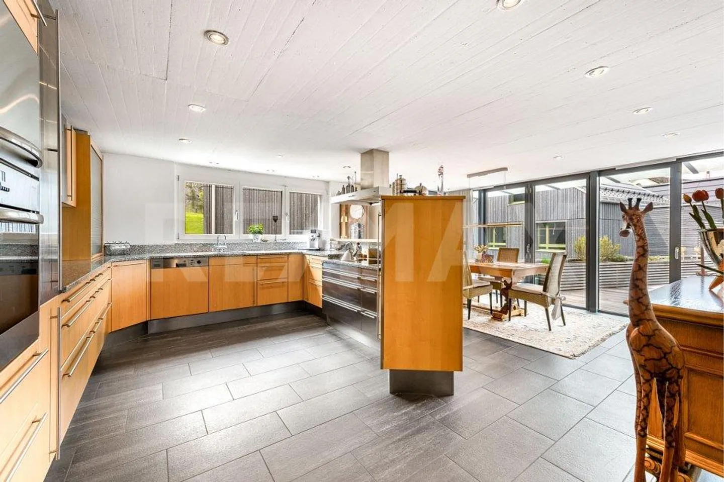 Well-maintained residential house with spacious terrace - Photo 4 of 13