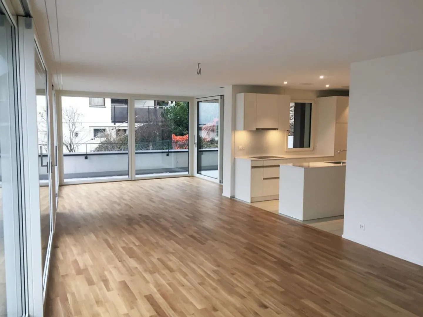 Espaces de vie lumineux avec grande terrasse - Photo 2 sur 9