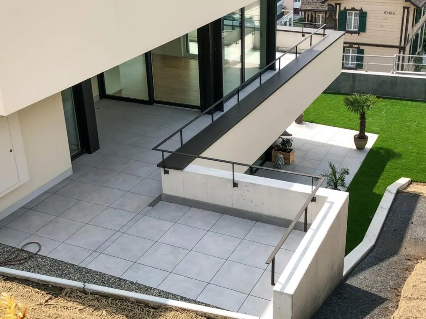 Espaces de vie lumineux avec grande terrasse - Photo 4 sur 9