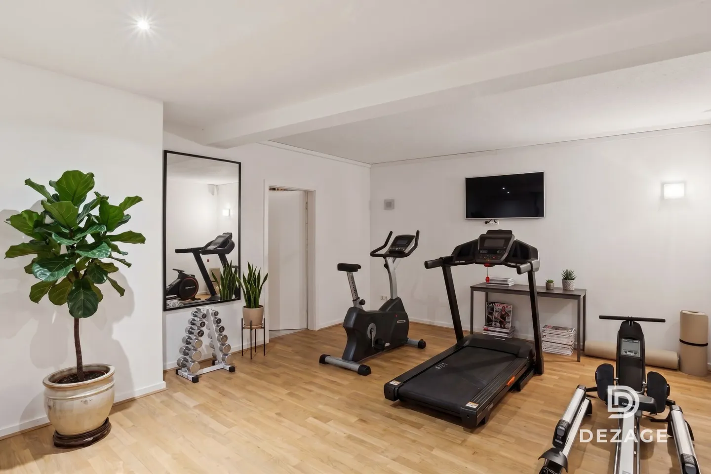 Magnificent duplex with house spirit, direct elevator, garden and breathtaking view of the Lake! - Photo 9 of 13