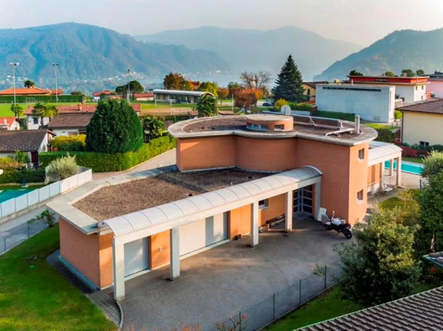 Villa with Swimming Pool - Photo 2 of 17