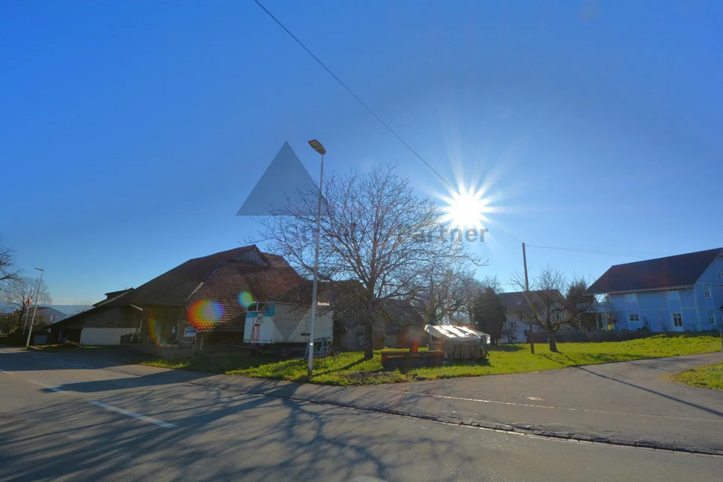 TERRENO INTERESSANTE | POSIZIONE MOLTO SOLEGGIATA E TRANQUILLA | ZONA VILLAGGIO - Foto 2 di 7