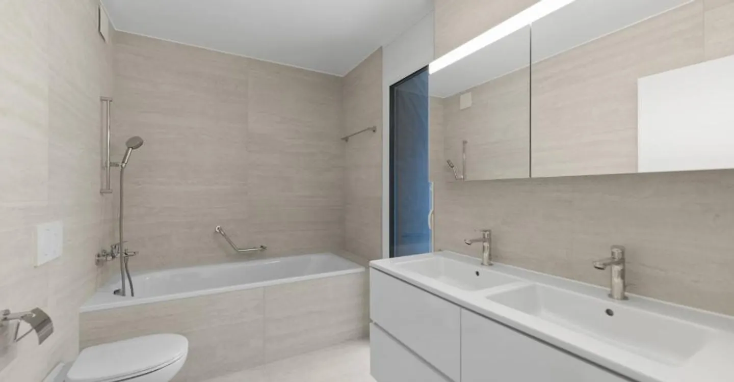 4,5-Zimmer-Luxuswohnung. Blick auf den See und großer überdachter Balkon von 76m2. - Foto 4 von 5