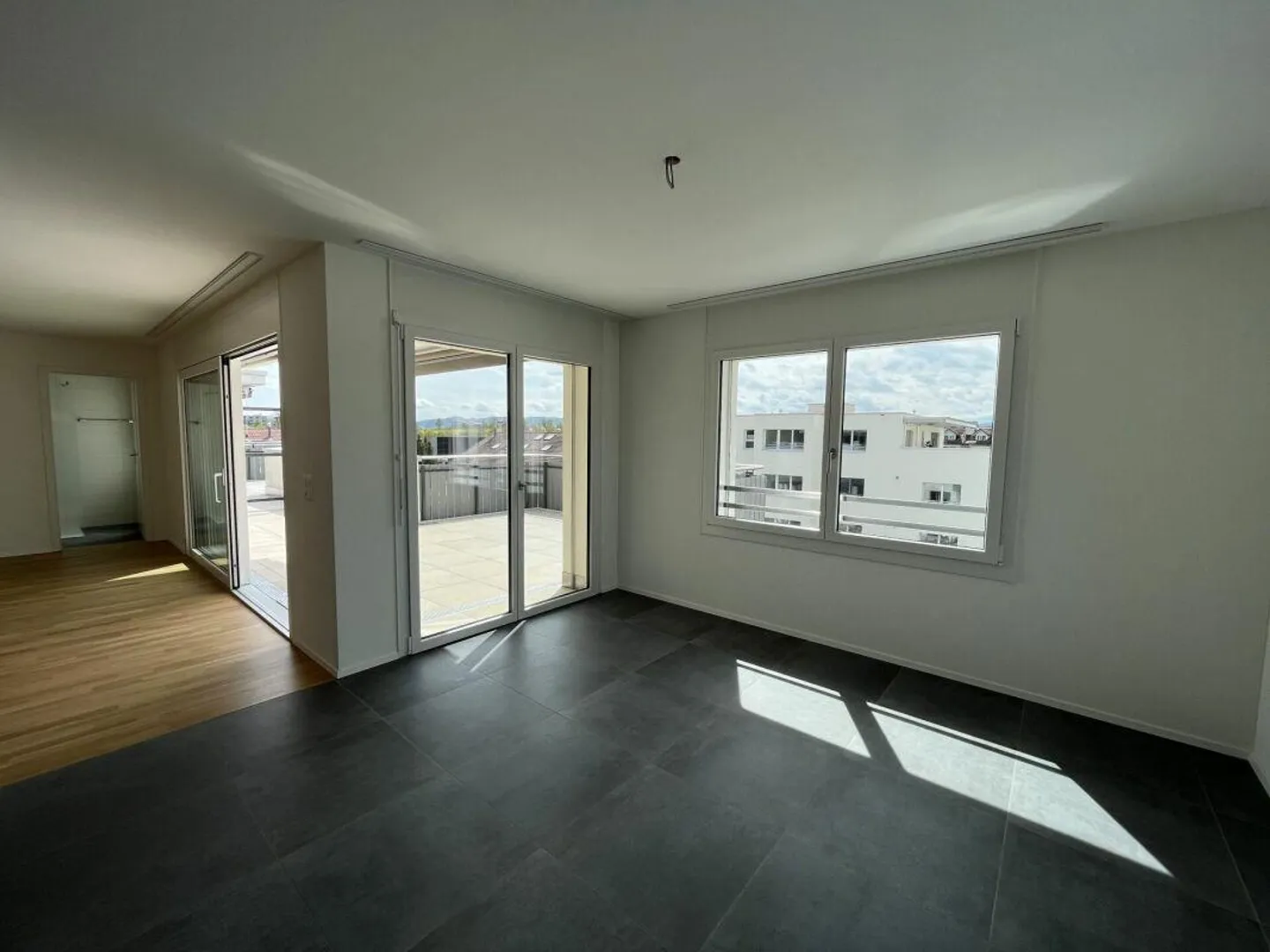 Dreamlike 3.5-room penthouse apartment with two terraces - Photo 3 of 14