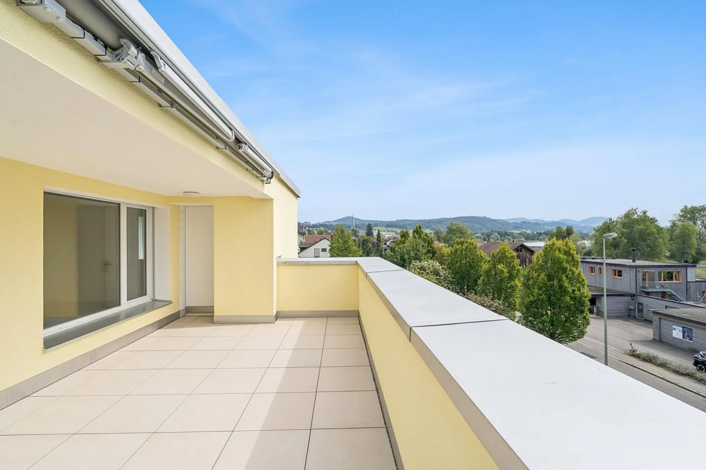 Spacious 5.5-room penthouse apartment with 50m2 terrace near the lake - Photo 2 of 26