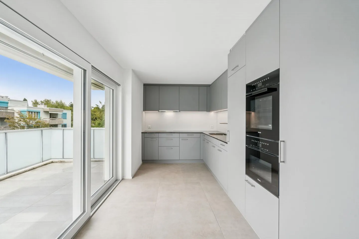 Spacious 5.5-room penthouse apartment with 50m2 terrace near the lake - Photo 10 of 26
