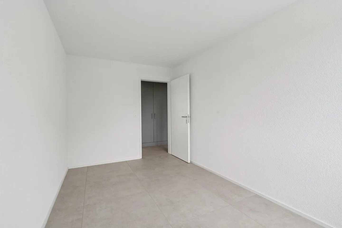 Spacious 5.5-room penthouse apartment with 50m2 terrace near the lake - Photo 15 of 26