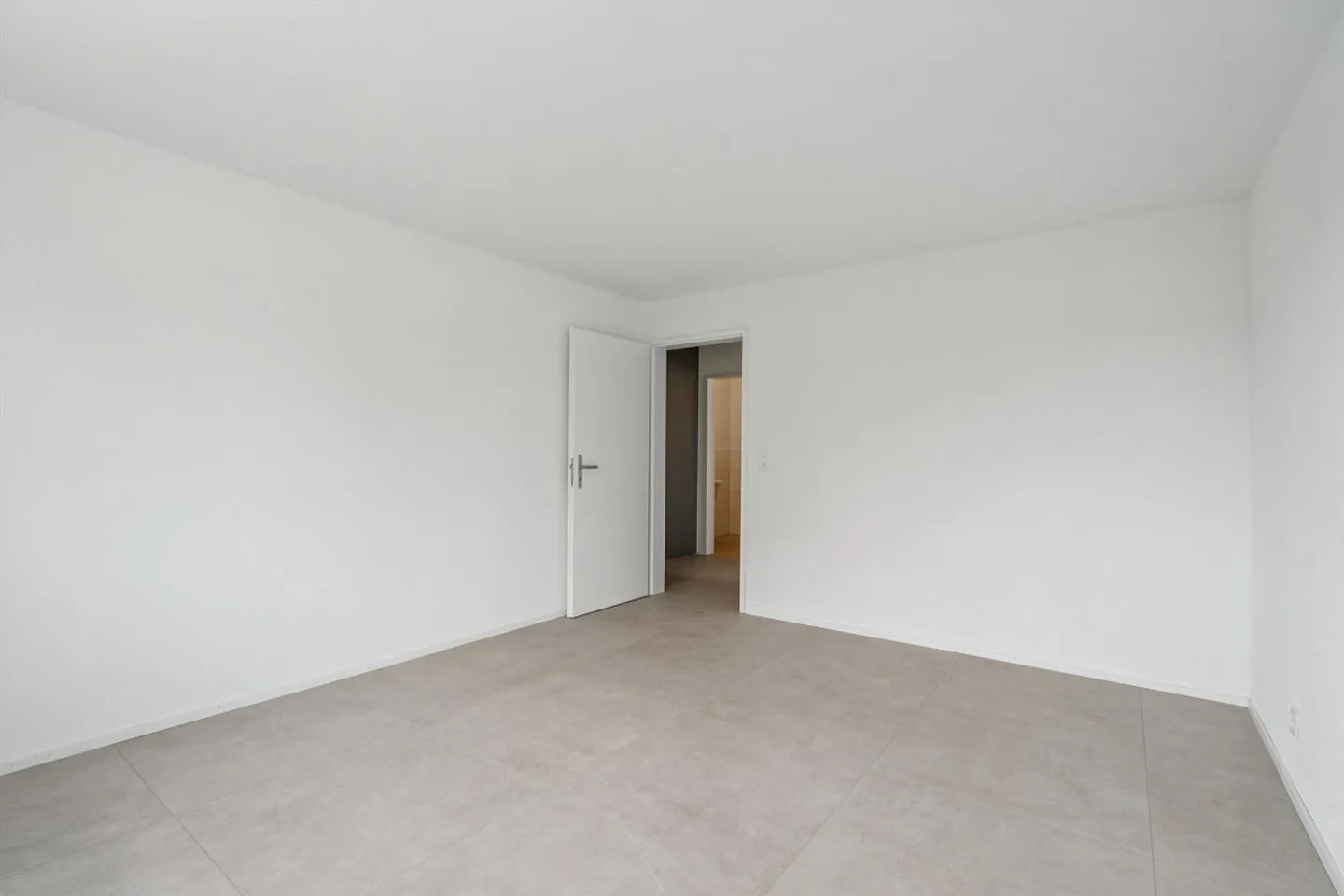 Spacious 5.5-room penthouse apartment with 50m2 terrace near the lake - Photo 19 of 26