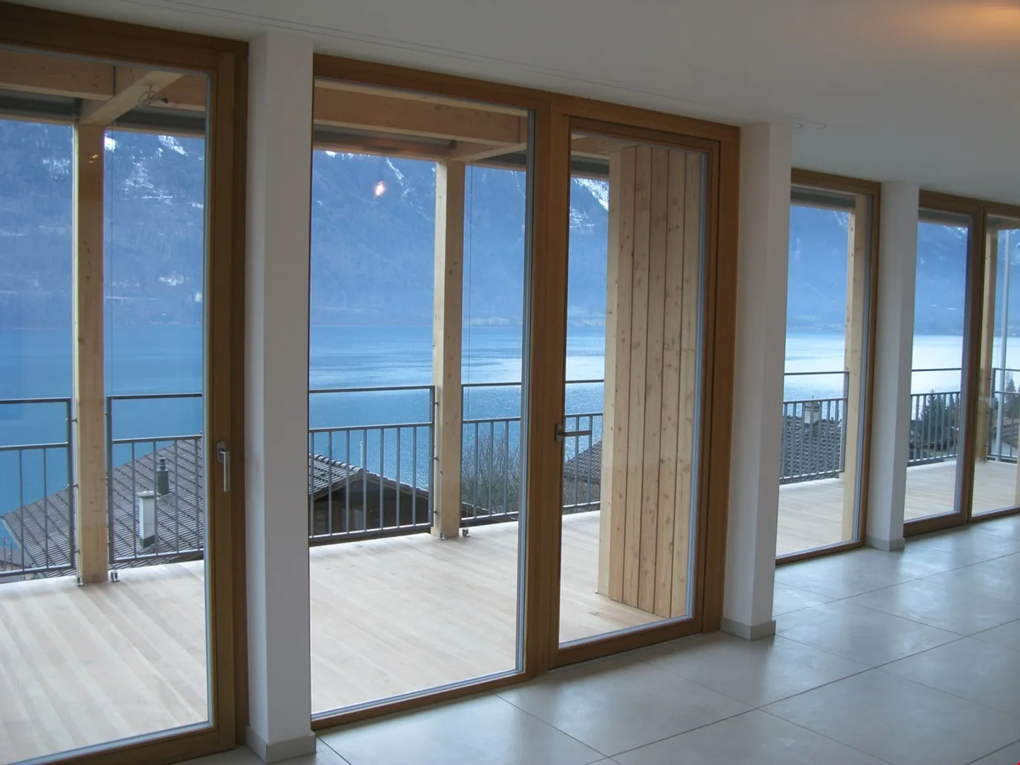Light-flooded 3 ½ room apartment with large balcony and breathtaking lake view - Photo 2 of 15
