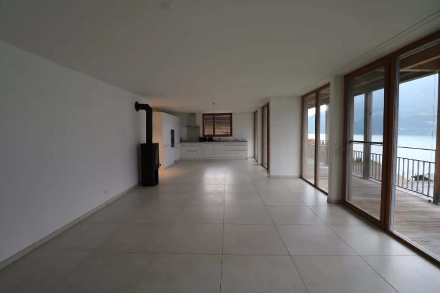 Light-flooded 3 ½ room apartment with large balcony and breathtaking lake view - Photo 3 of 15