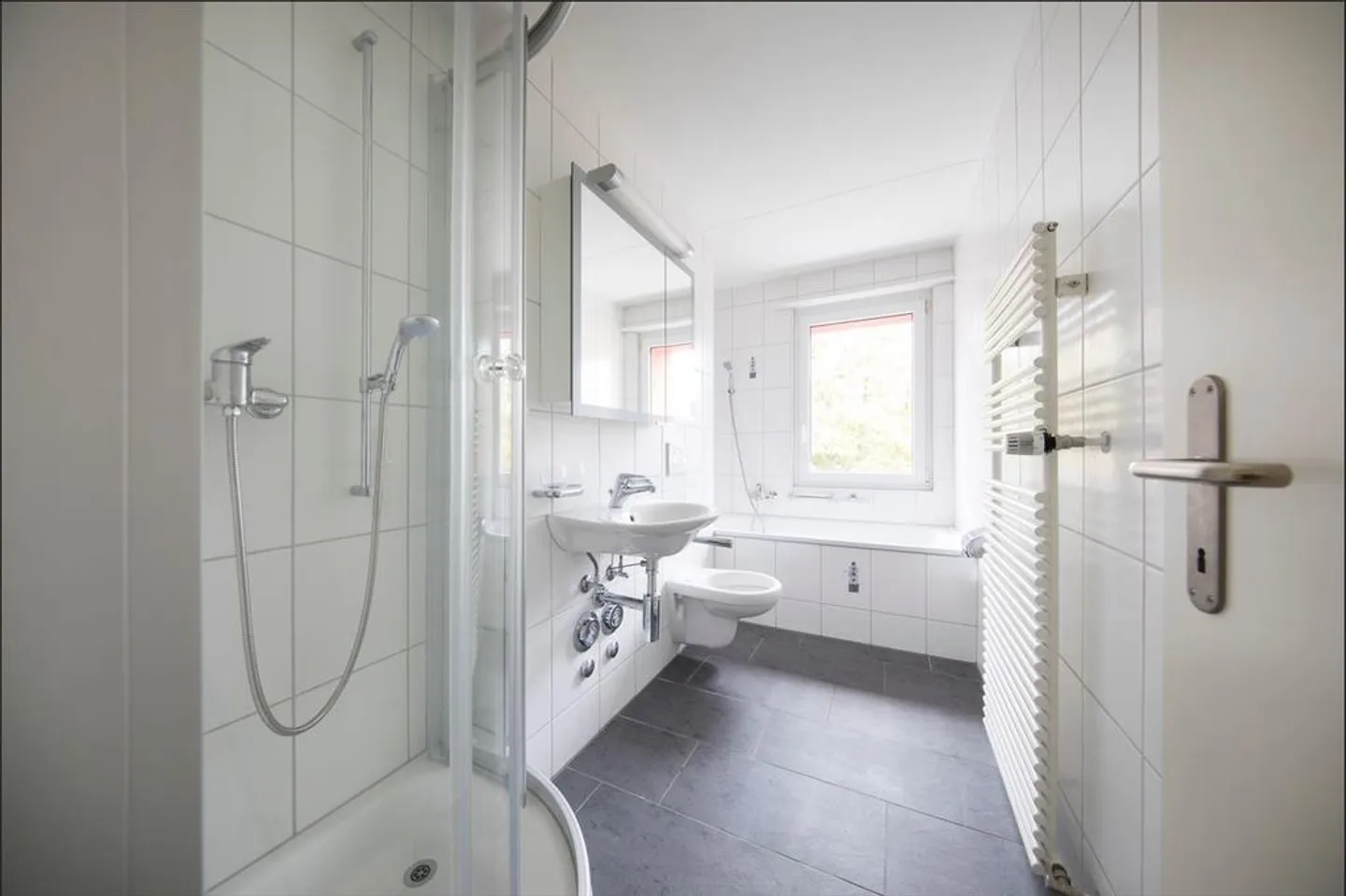 Appartement lumineux avec grand balcon - Photo 5 sur 7