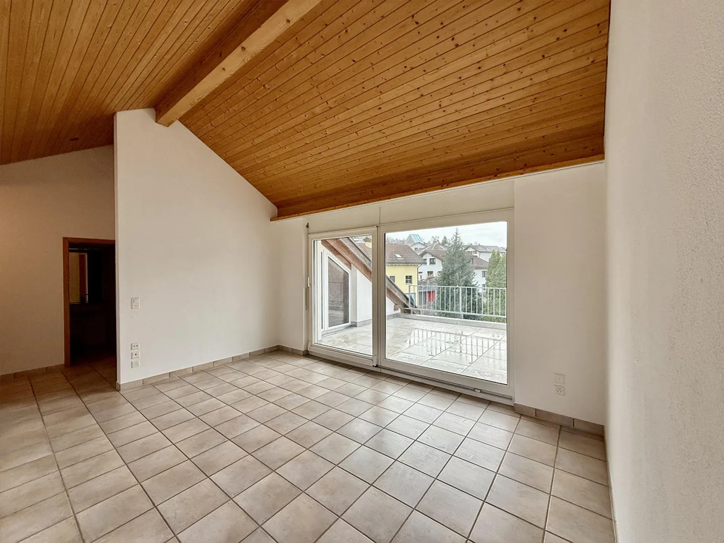 Appartement sous les combles de 3 1/2 pièces, ensoleillé et situé au calme, avec deux terrasses - Photo 1 sur 18