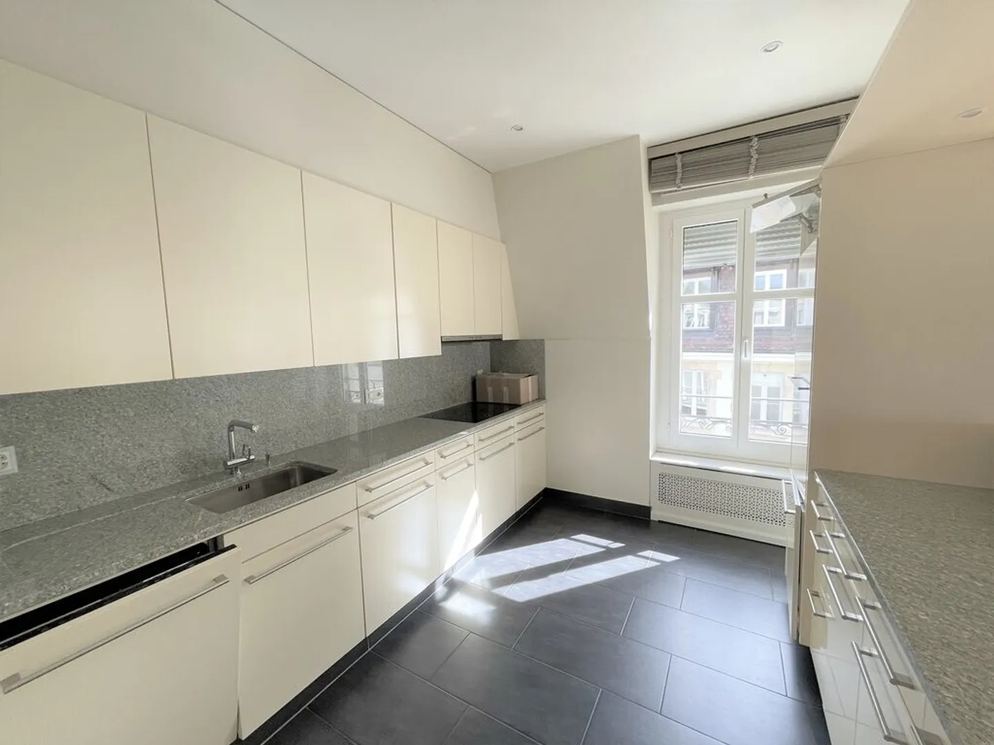 Appartement Élégant avec Vue Lac - Photo 3 sur 12