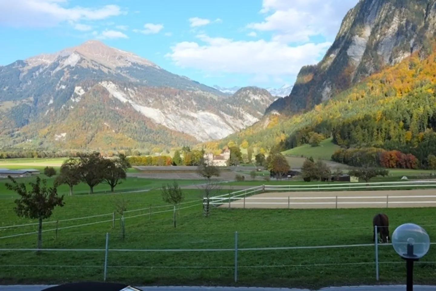 Appartement sous les combles de 3 1/2 pièces, ensoleillé et situé au calme, avec deux terrasses - Photo 2 sur 18