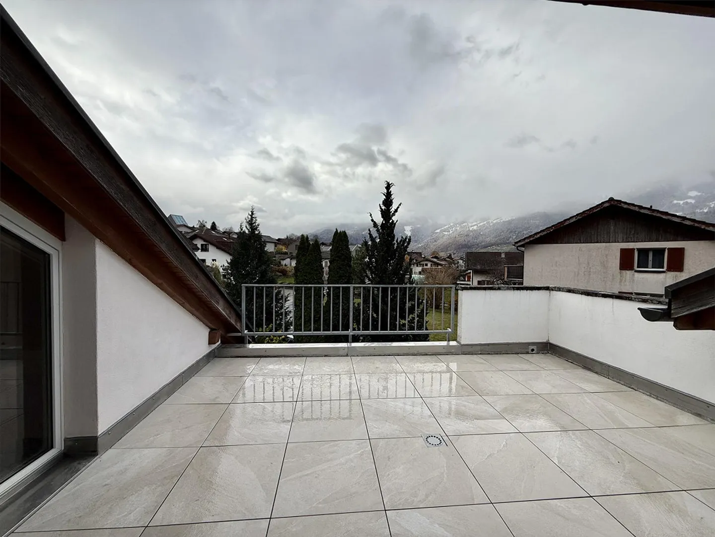 Appartement sous les combles de 3 1/2 pièces, ensoleillé et situé au calme, avec deux terrasses - Photo 3 sur 18