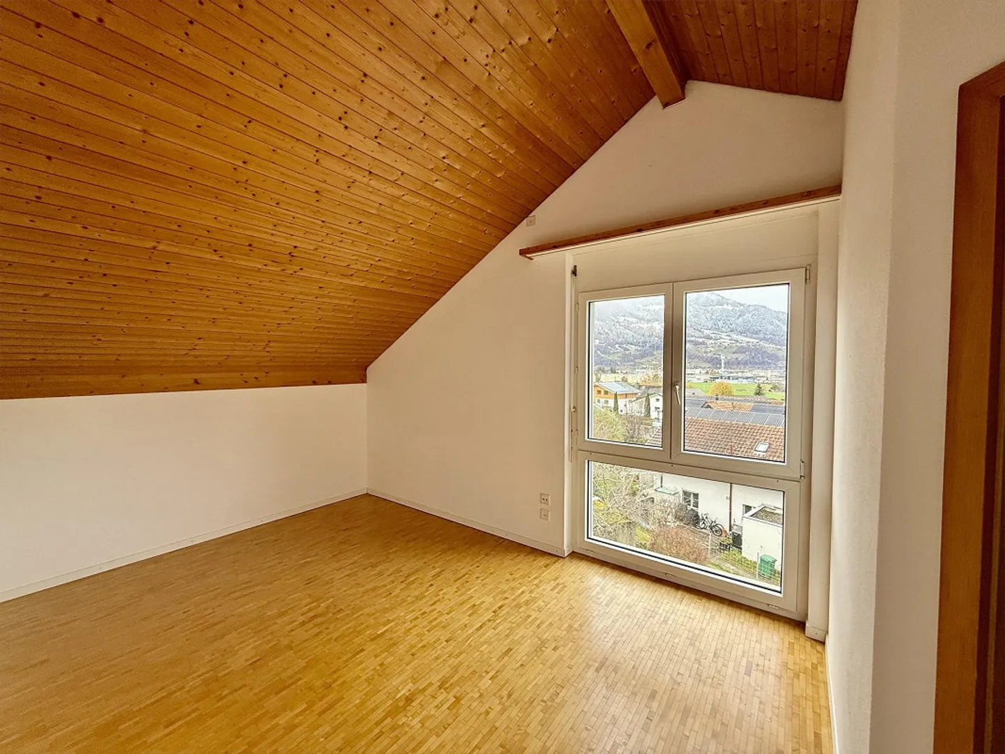 Appartement sous les combles de 3 1/2 pièces, ensoleillé et situé au calme, avec deux terrasses - Photo 4 sur 18
