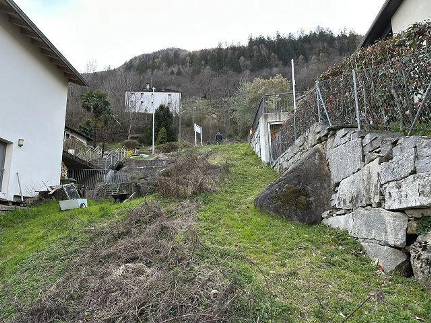 Terreno edificabile di 914 m2 in una posizione molto tranquilla e soleggiata con vista - Foto 11 di 17