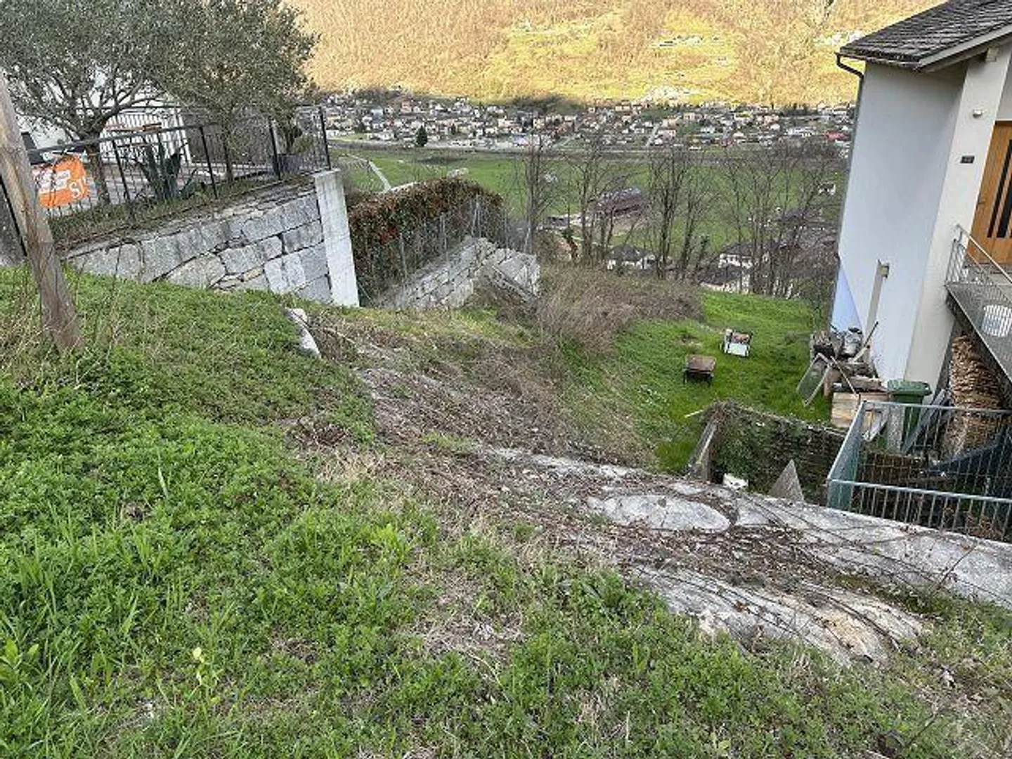 Terreno edificabile di 914 m2 in una posizione molto tranquilla e soleggiata con vista - Foto 12 di 17