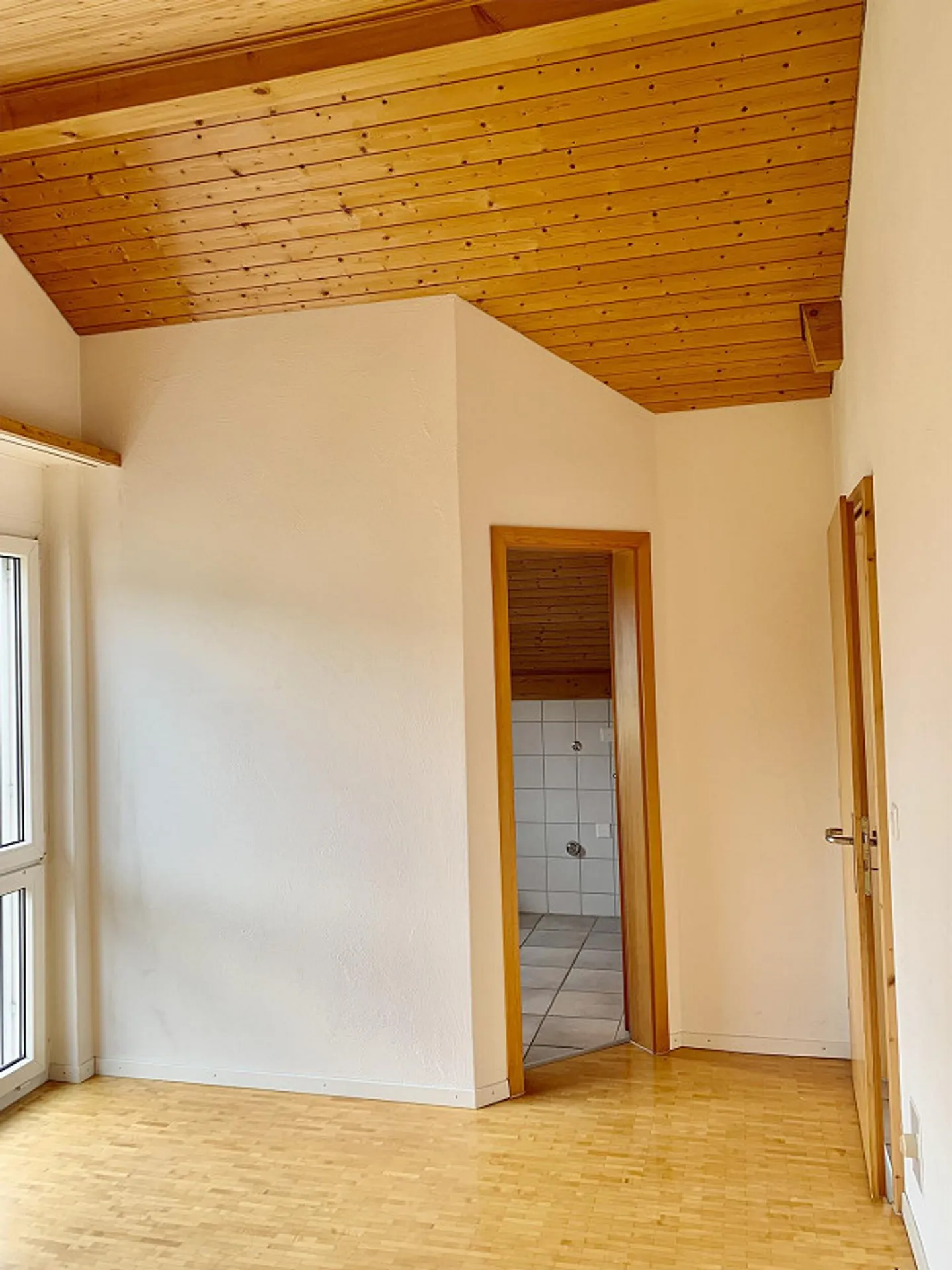 Appartement sous les combles de 3 1/2 pièces, ensoleillé et situé au calme, avec deux terrasses - Photo 10 sur 18