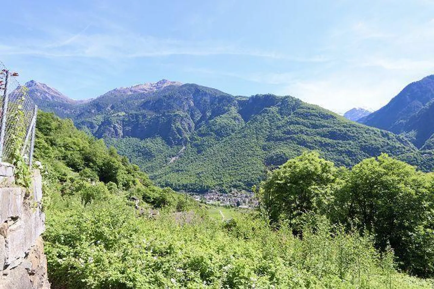 Terreno edificabile di 914 m2 in una posizione molto tranquilla e soleggiata con vista - Foto 6 di 17