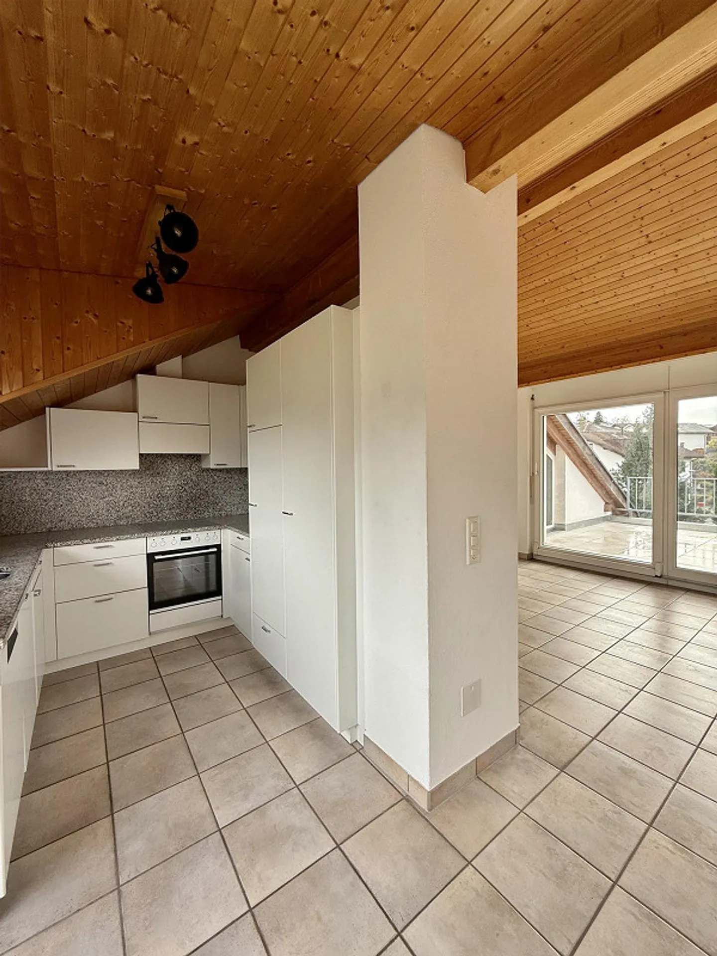 Appartement sous les combles de 3 1/2 pièces, ensoleillé et situé au calme, avec deux terrasses - Photo 8 sur 18