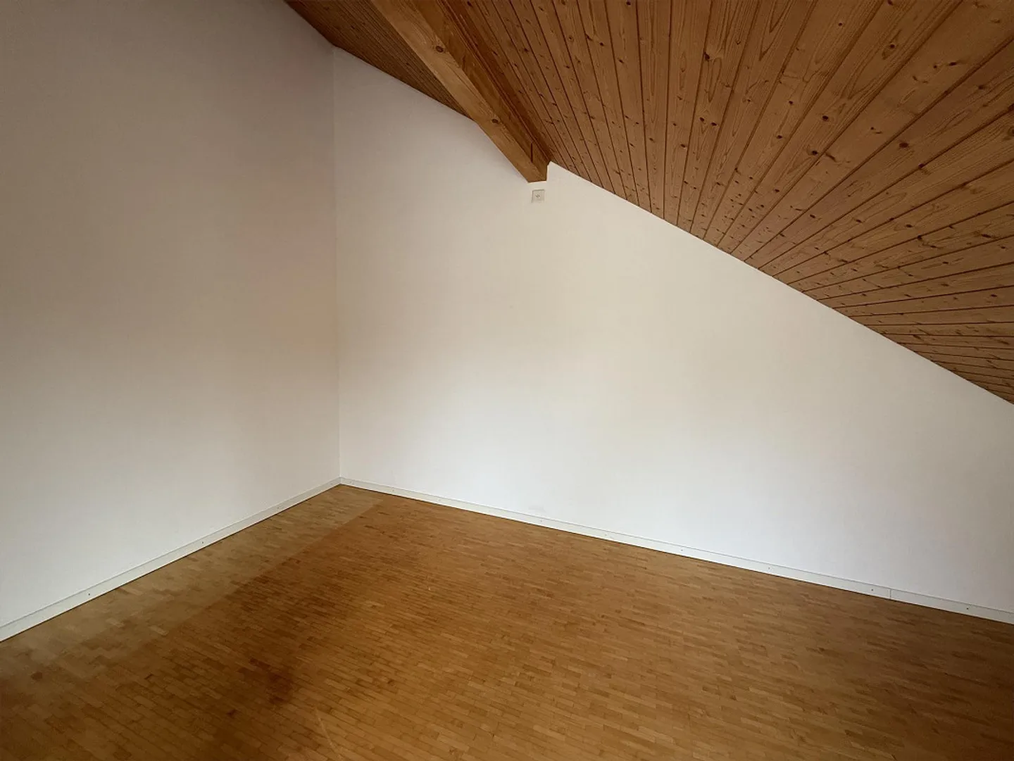 Appartement sous les combles de 3 1/2 pièces, ensoleillé et situé au calme, avec deux terrasses - Photo 11 sur 18