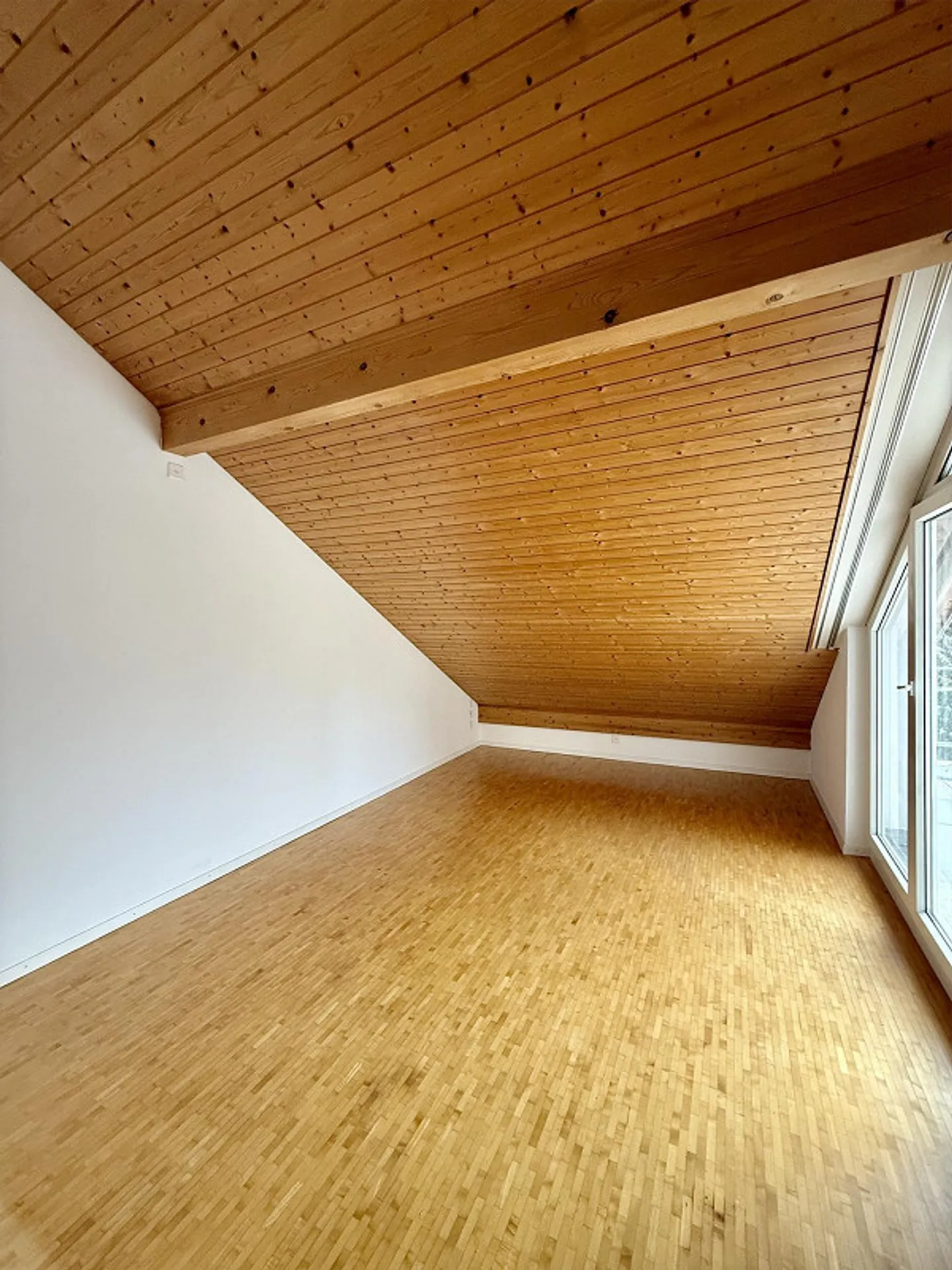 Appartement sous les combles de 3 1/2 pièces, ensoleillé et situé au calme, avec deux terrasses - Photo 12 sur 18