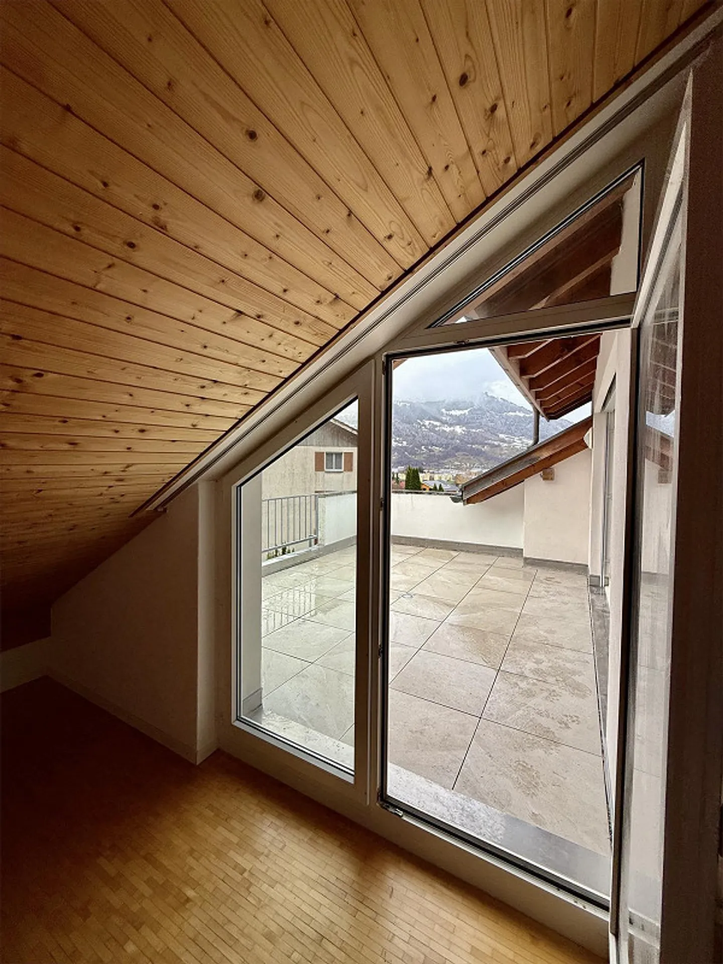 Appartement sous les combles de 3 1/2 pièces, ensoleillé et situé au calme, avec deux terrasses - Photo 13 sur 18