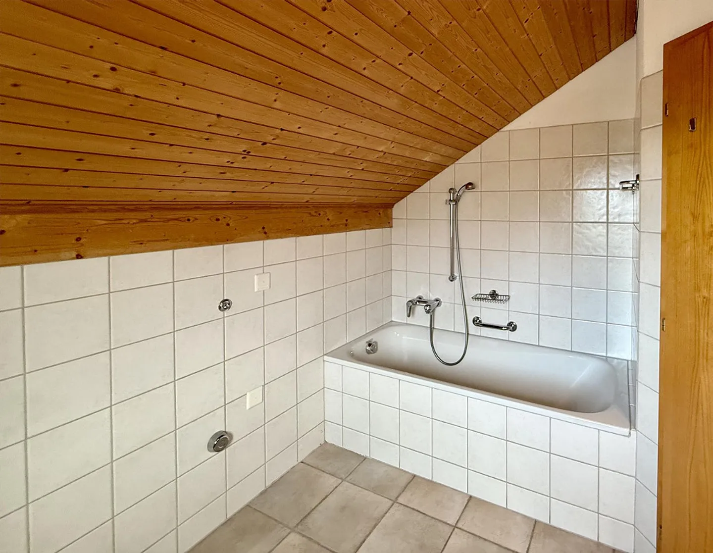 Appartement sous les combles de 3 1/2 pièces, ensoleillé et situé au calme, avec deux terrasses - Photo 15 sur 18