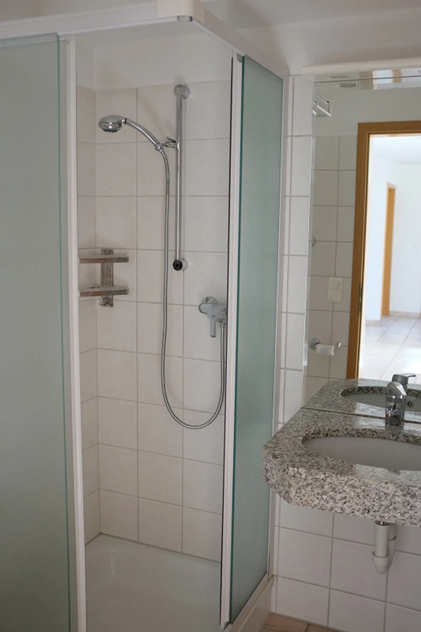 Appartement sous les combles de 3 1/2 pièces, ensoleillé et situé au calme, avec deux terrasses - Photo 17 sur 18