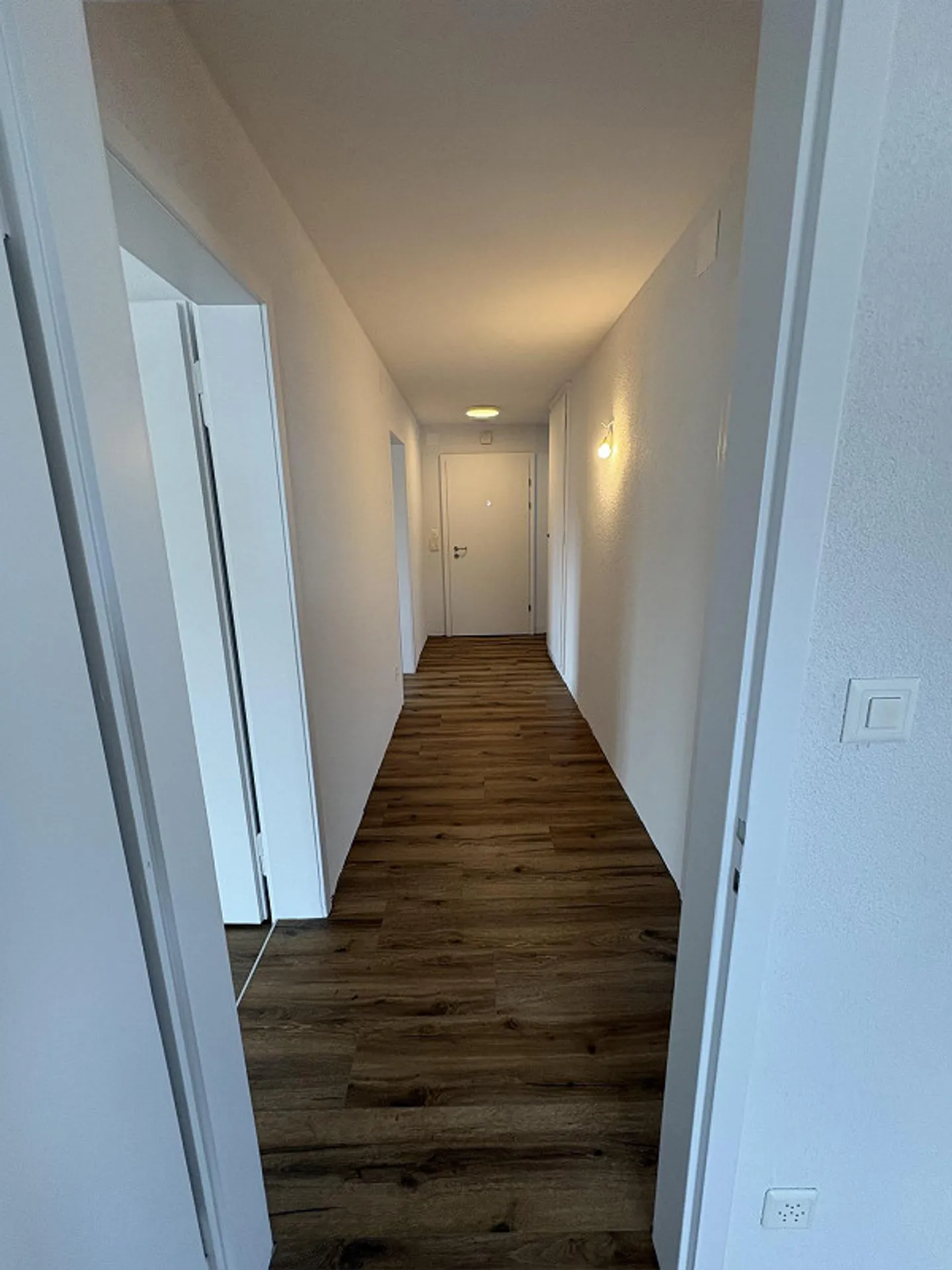 Appartamento 3.5 stanze appena ristrutturato in una posizione centrale e tranquilla - Foto 2 di 8