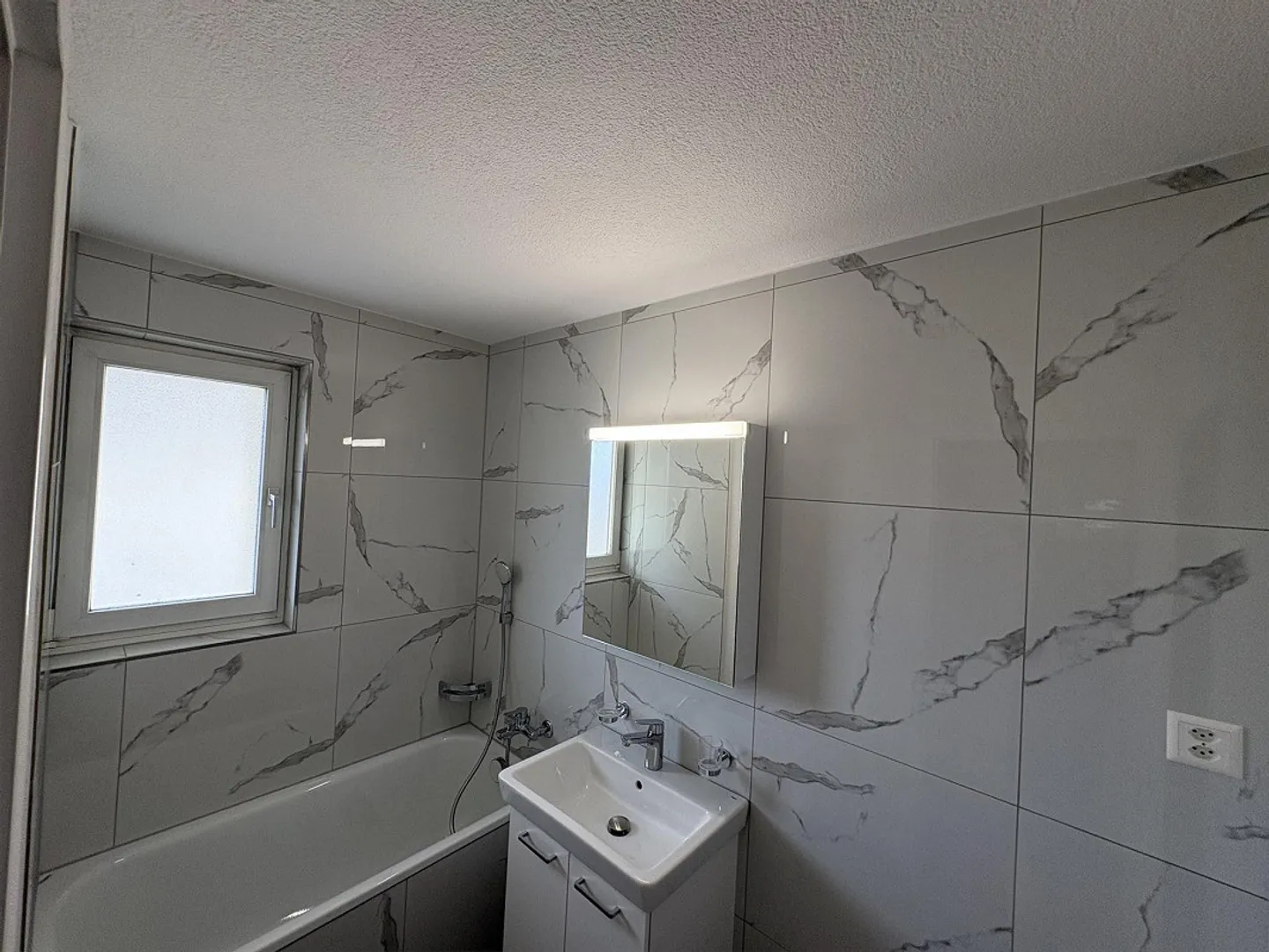 Appartamento 3.5 stanze appena ristrutturato in una posizione centrale e tranquilla - Foto 6 di 8