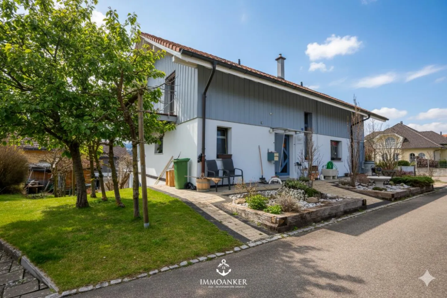 Ampia casa unifamiliare con molte possibilità d'uso e garage... - Foto 1 di 18