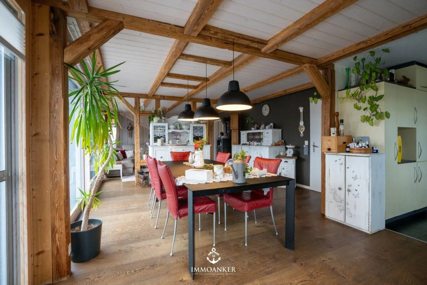 Ampia casa unifamiliare con molte possibilità d'uso e garage... - Foto 3 di 18