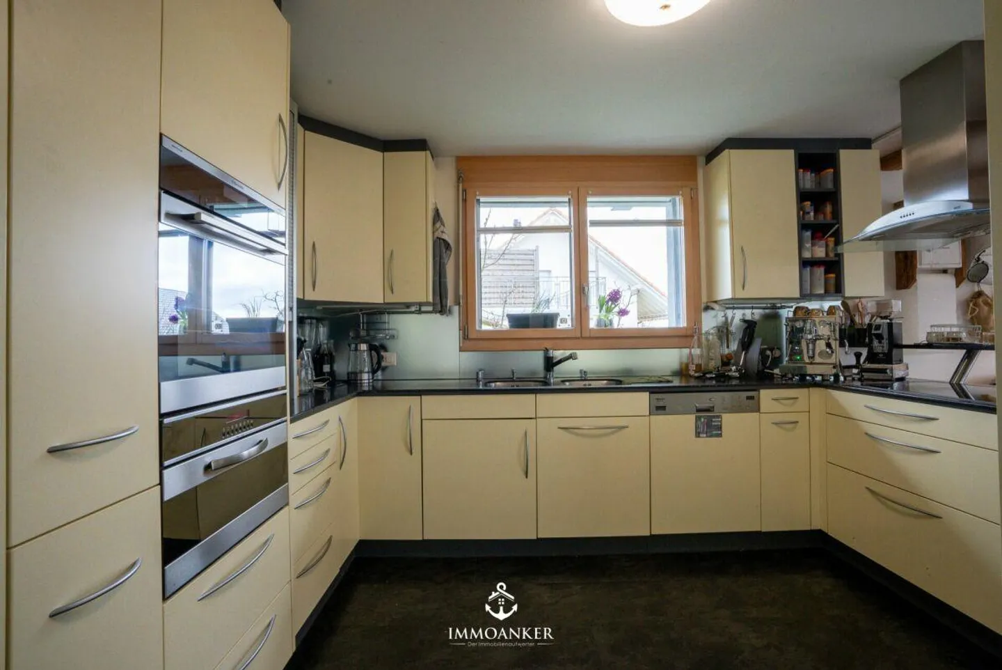 Ampia casa unifamiliare con molte possibilità d'uso e garage... - Foto 4 di 18