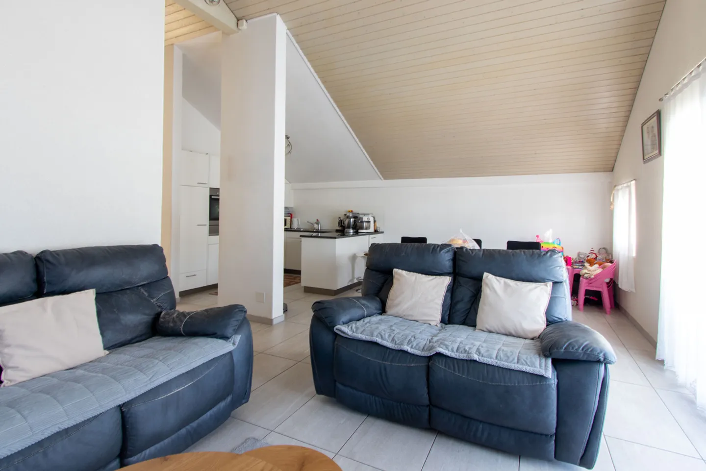 Spacious 4.5-room apartment with balcony in Domdidier - Photo 3 of 11