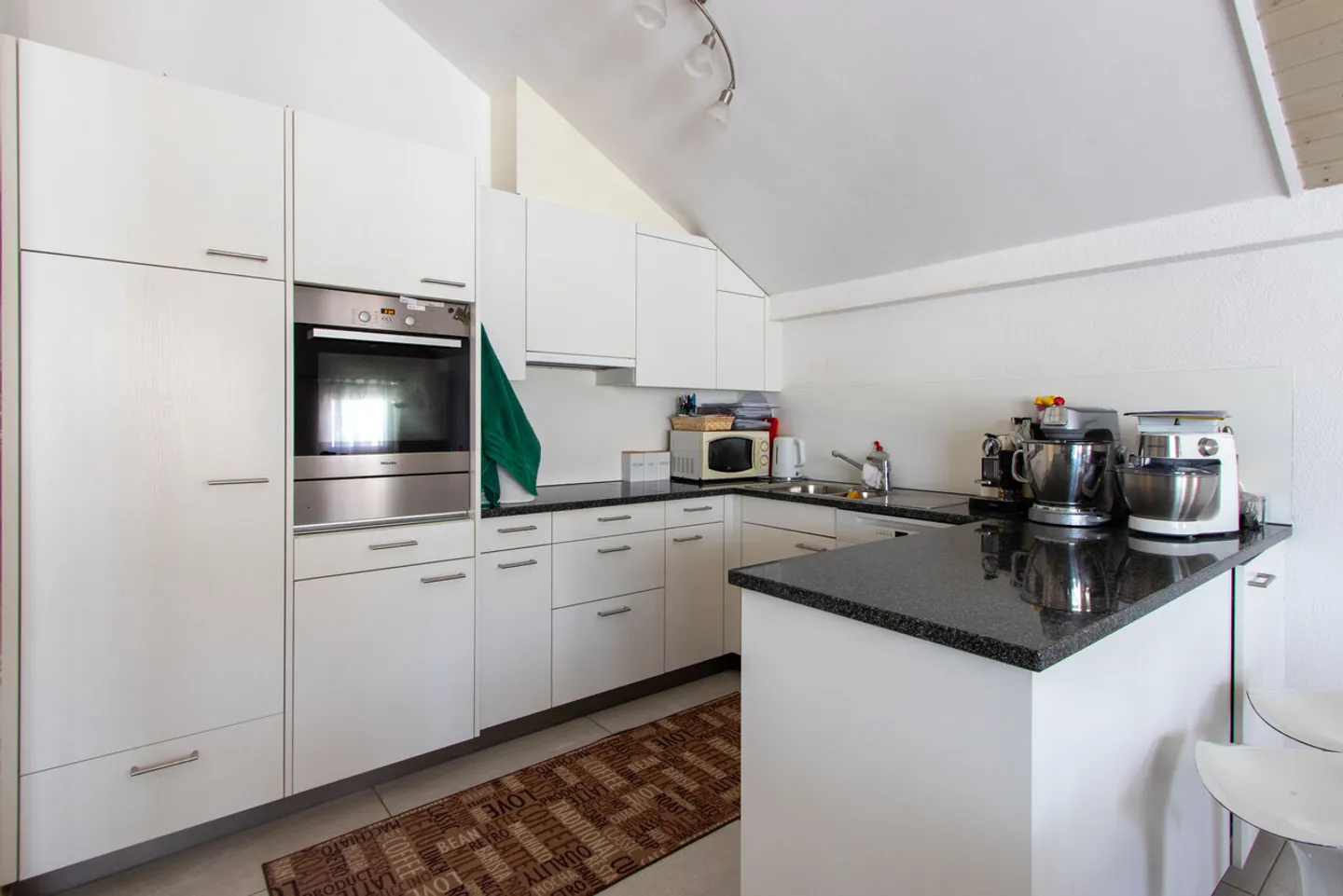 Spacious 4.5-room apartment with balcony in Domdidier - Photo 4 of 11