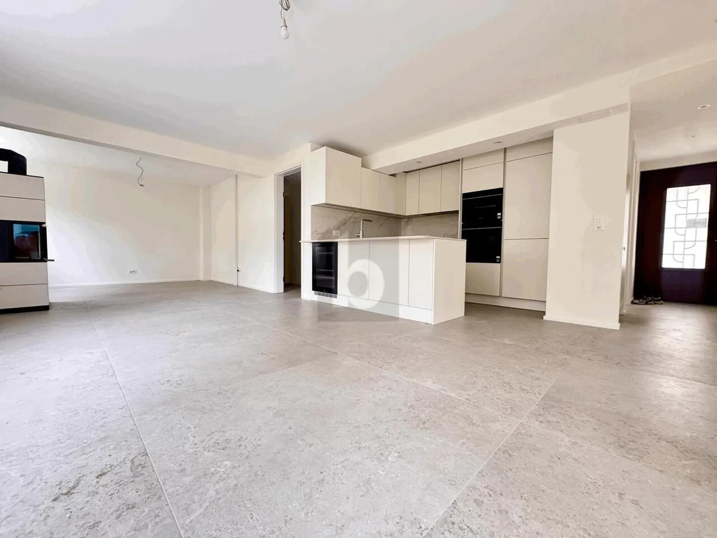 EXCEPTIONAL OBJECT WITH SPACIOUS GARDEN - Photo 3 of 6