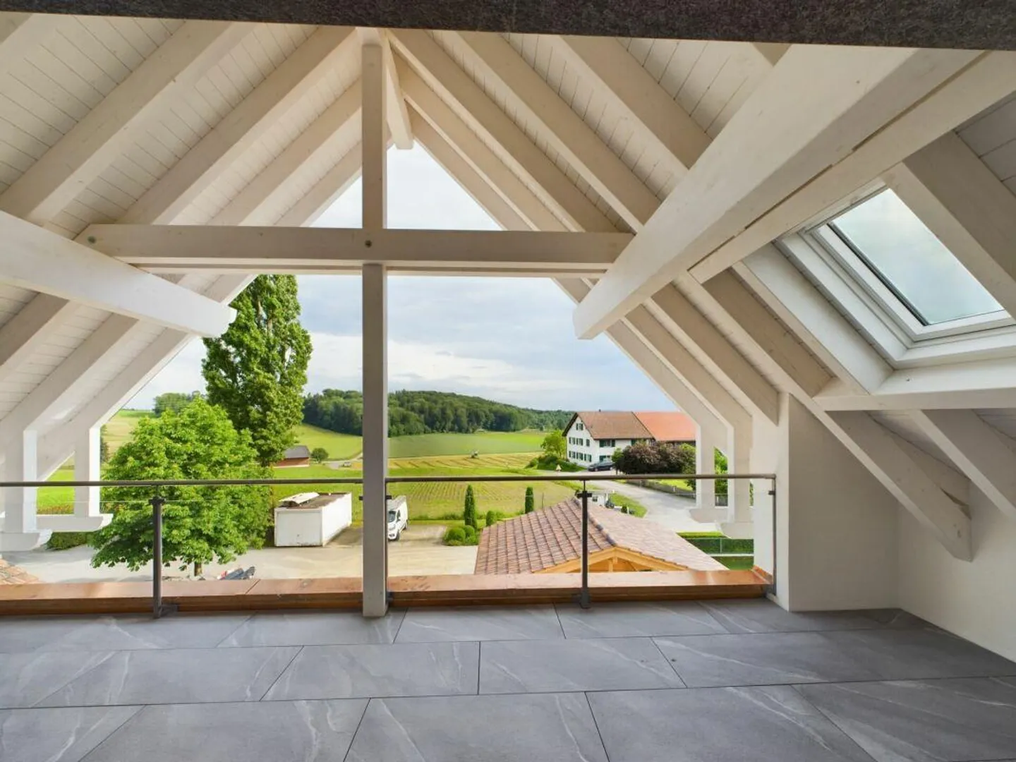 Penthouse moderne avec vue sur le lac - Photo 1 sur 15