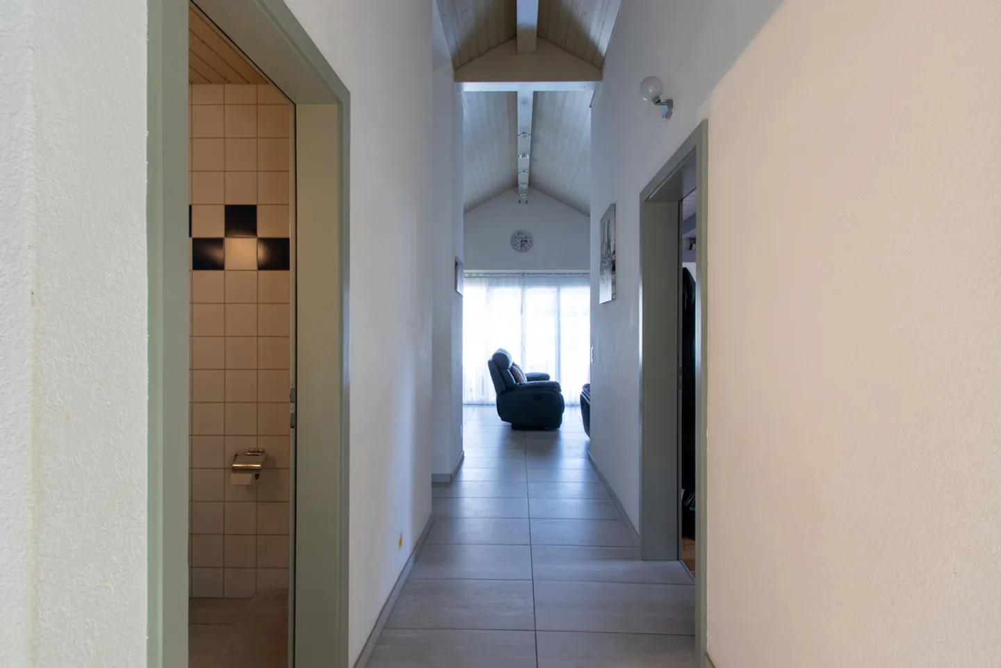 Spacious 4.5-room apartment with balcony in Domdidier - Photo 8 of 11