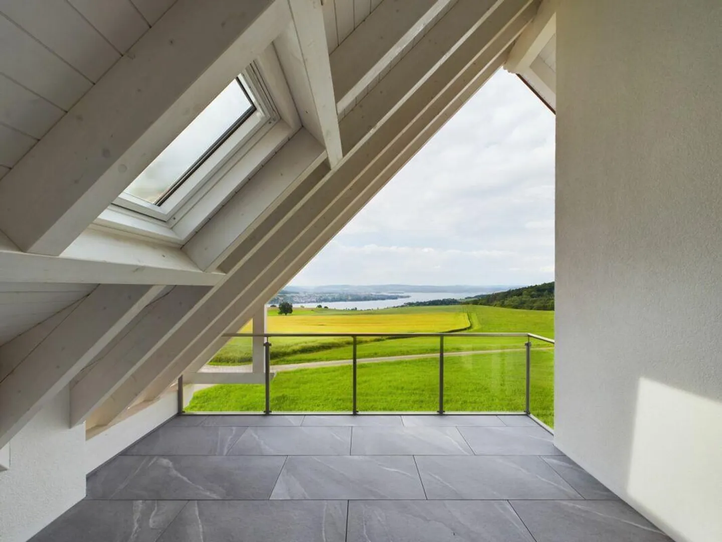 Penthouse moderne avec vue sur le lac - Photo 2 sur 15