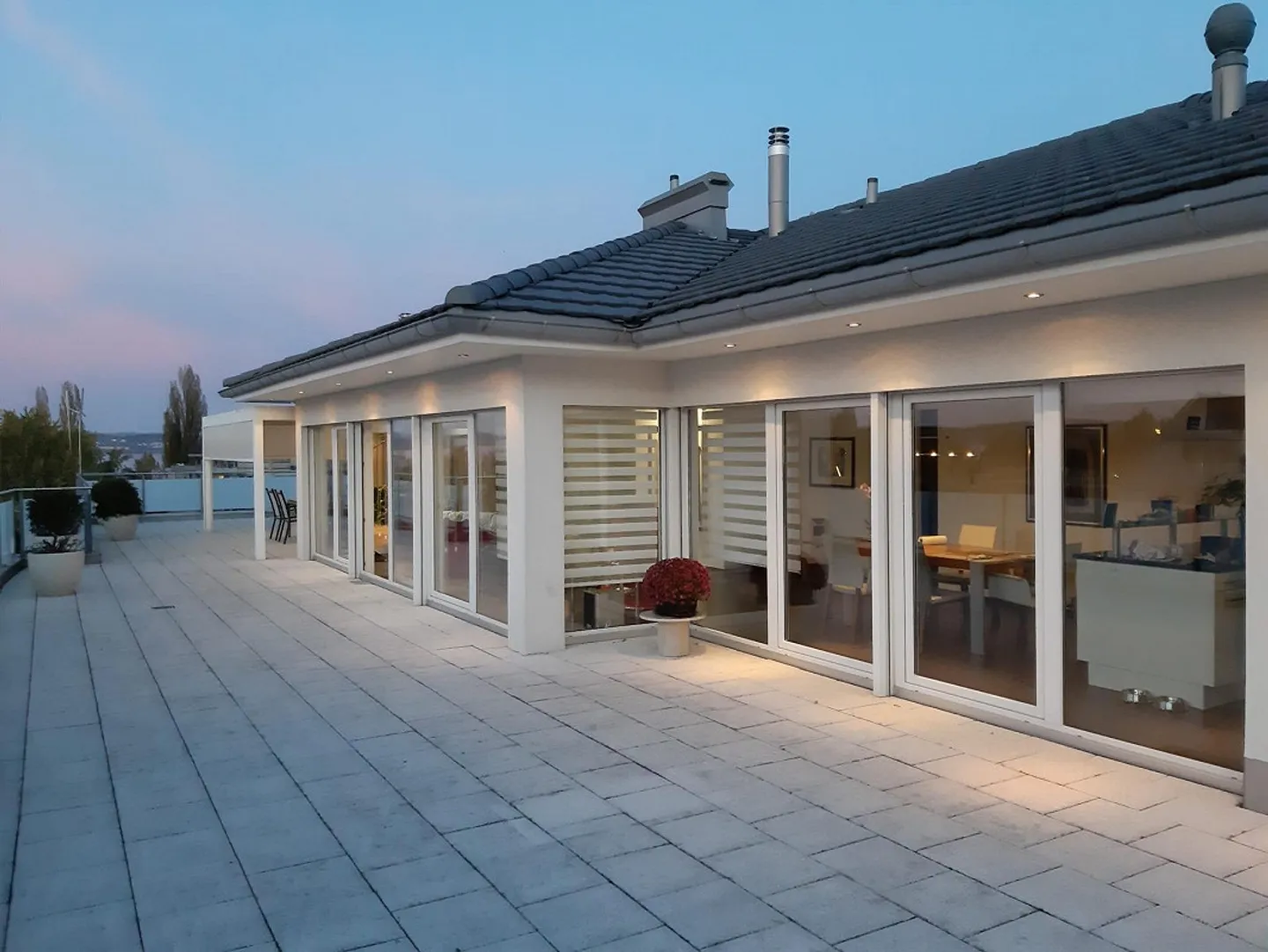 Appartement en attique de rêve avec vue sur le lac et immense terrasse - Photo 2 sur 7