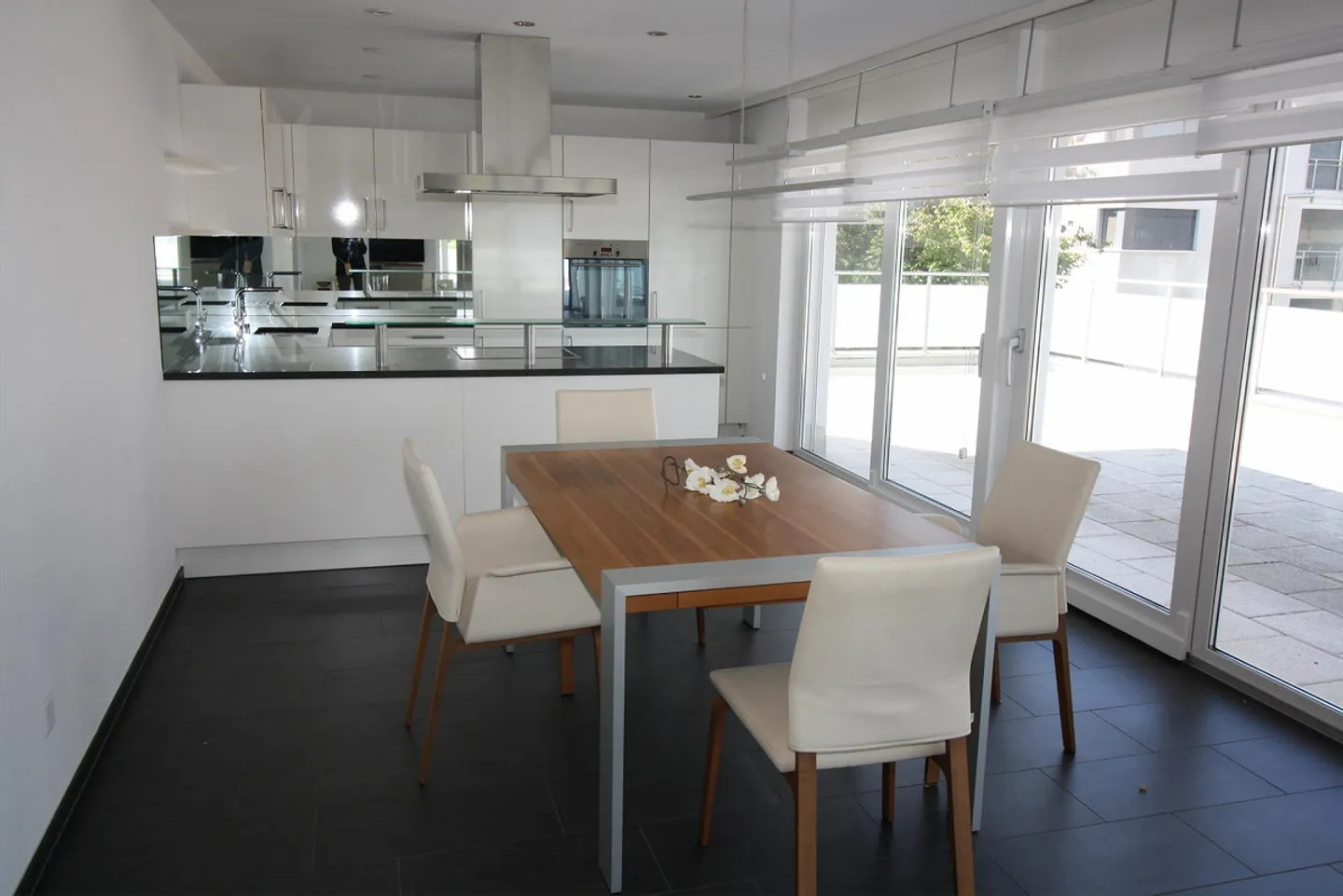 Appartement en attique de rêve avec vue sur le lac et immense terrasse - Photo 3 sur 7