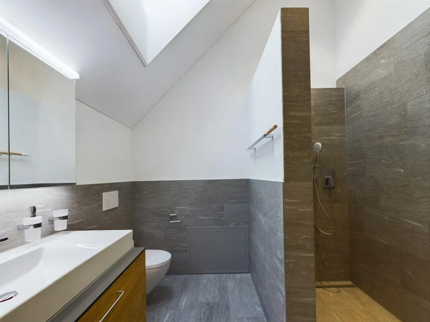 Penthouse moderne avec vue sur le lac - Photo 10 sur 15