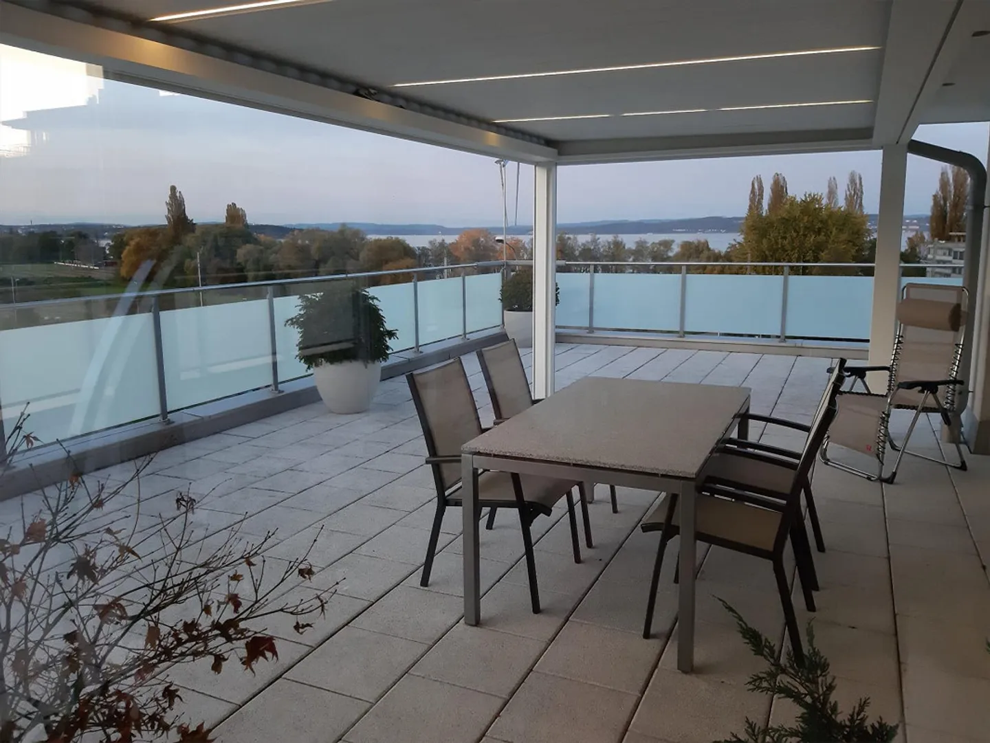 Appartement en attique de rêve avec vue sur le lac et immense terrasse - Photo 7 sur 7