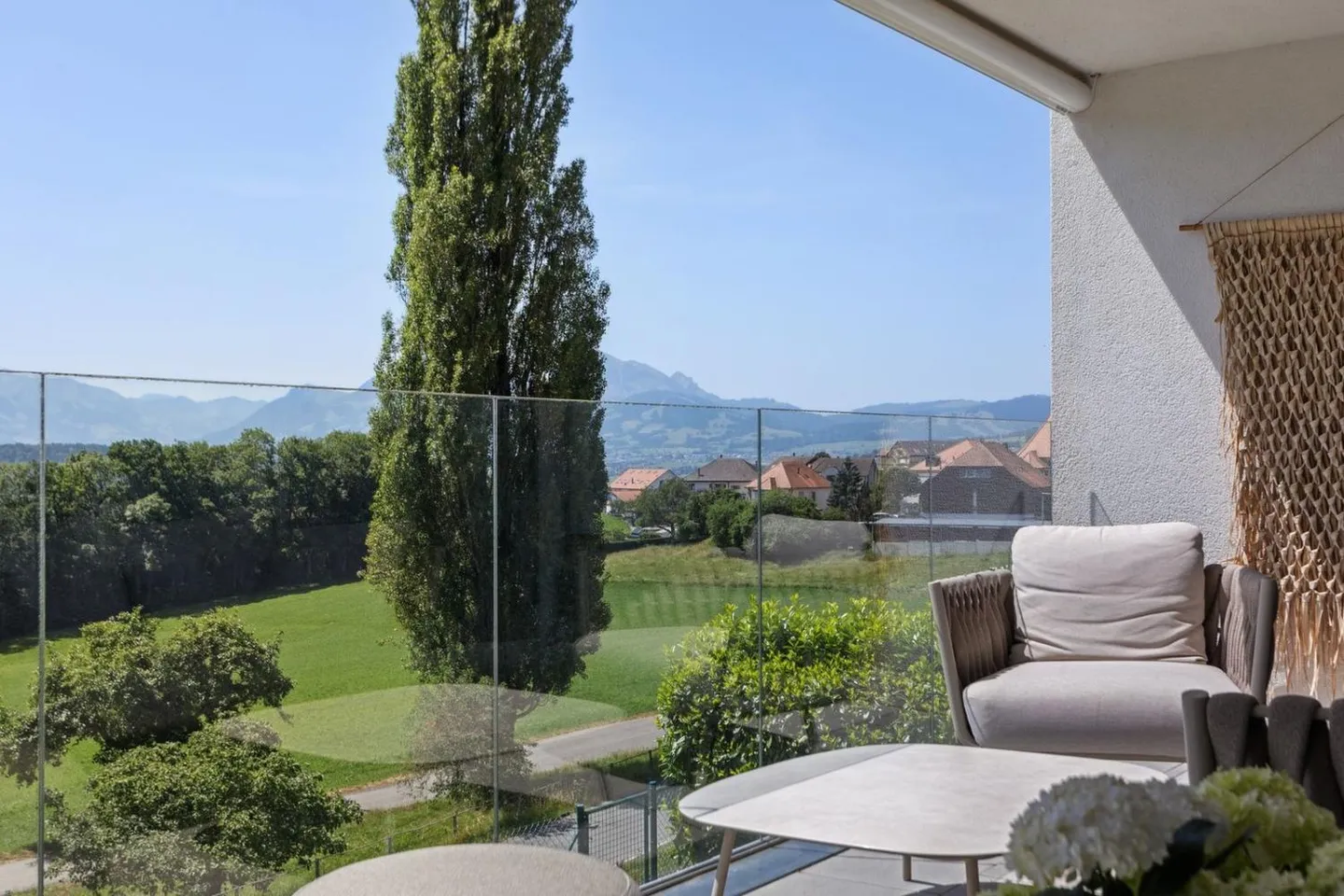Terrassenvilla mit herrlichem Blick auf den See und die Voralpen - Foto 1 von 12